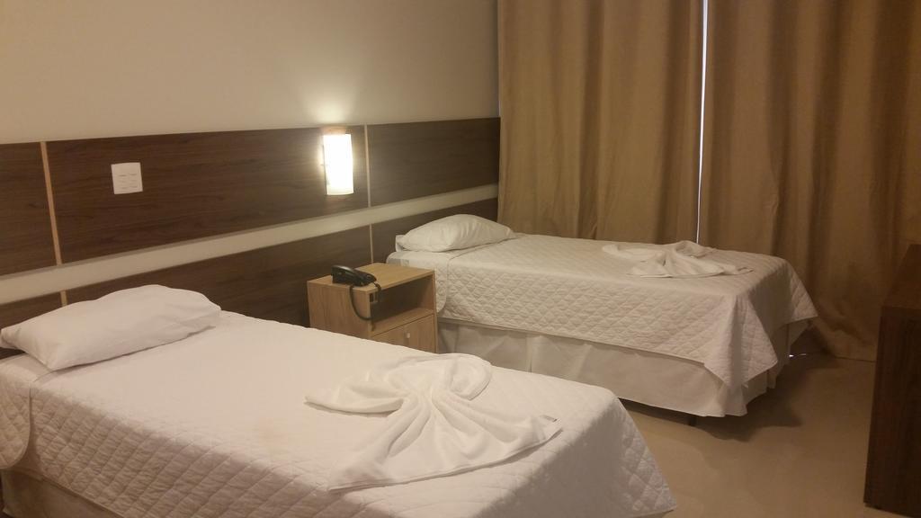 Kamur Plaza Hotel Goianesia Rum bild