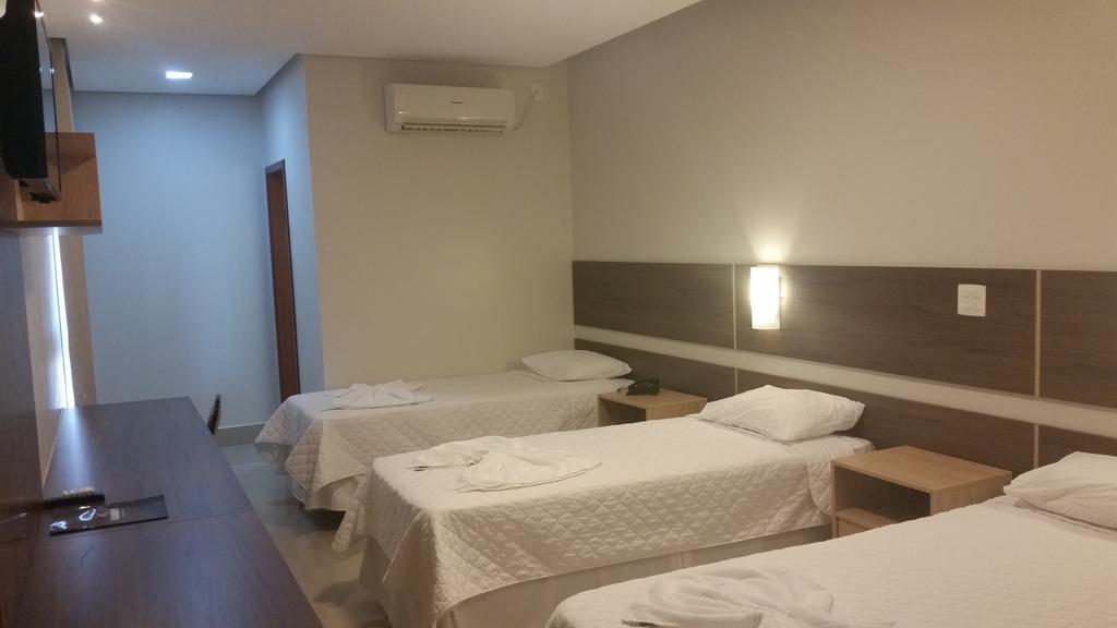Kamur Plaza Hotel Goianesia Rum bild